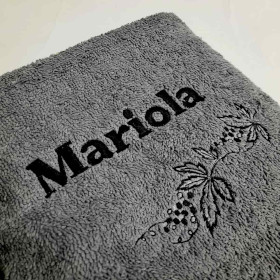 szary ręczni z czarnym haftem imię Mariola